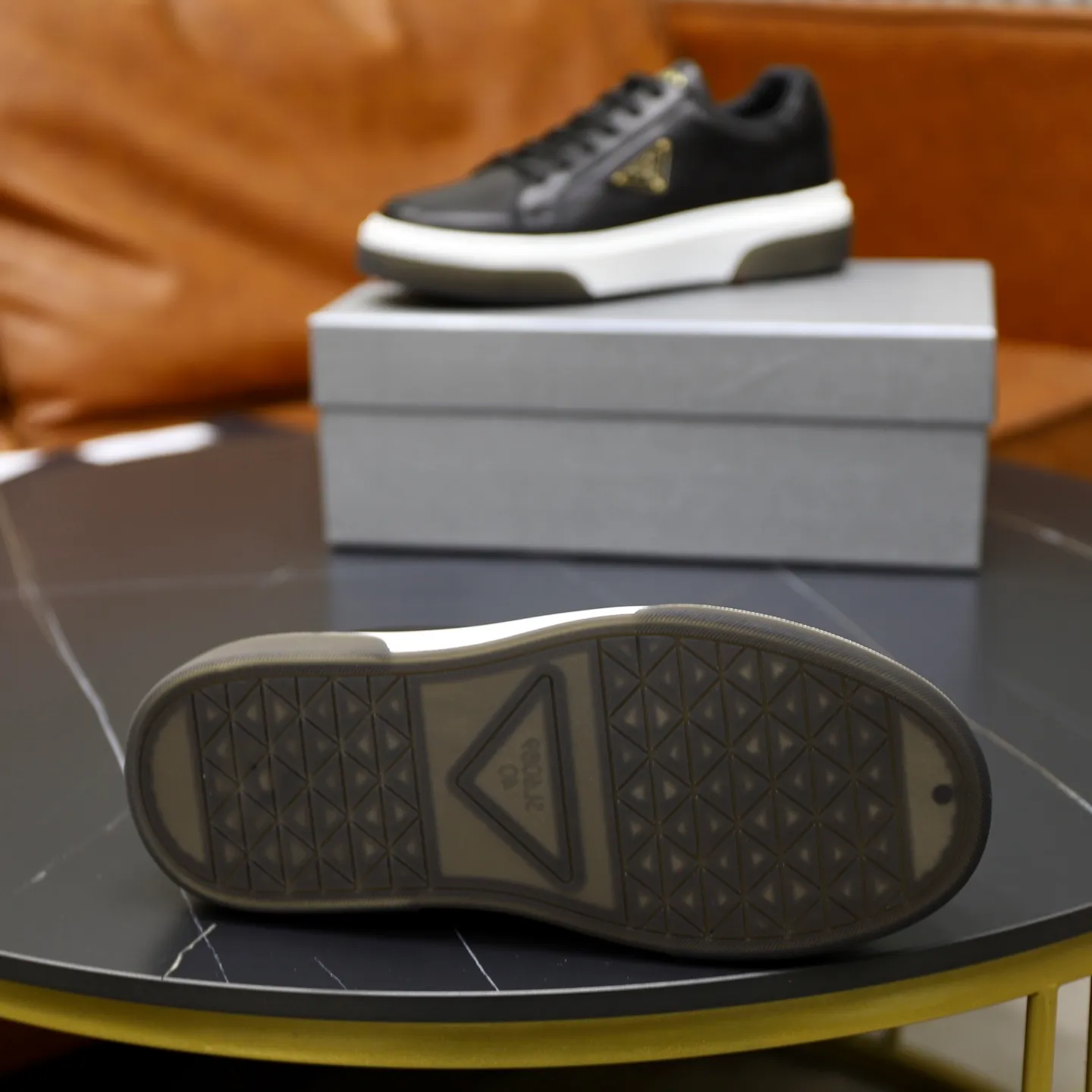 Factory price: 700💰Top original order Brand: PRADA (Prada) Standard code: Men's size 38/44 (45 can be customized) Grade: Same as the official website Material: Original cowhide stitching imported cowhide lining Original combination two-color wear-resistant soft outsole Style category: Leisure and sports version Young fashion European and American trend British style Color: Actual picture color